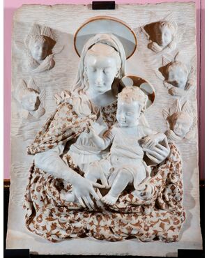 Scultore del XIX secolo, "Madonna con il Bambino e teste di cherubini"