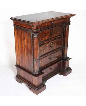 Mobiletto stipo con vani segreti in legno di pioppo e radica di noce, Toscana, fine XVI secolo inizi XVII secolo