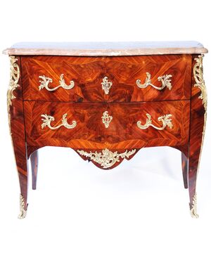 Comò lastronato in bois de rose, applicazioni in bronzo cesellato e dorato, marchiato Christophe Wolff, Parigi, metà XVIII secolo