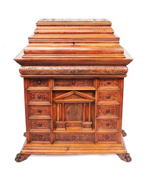 Monetiere in legno di noce e di cedro, intagliato e dipinto, Nord Italia, fine XVIII secolo inizi XIX secolo