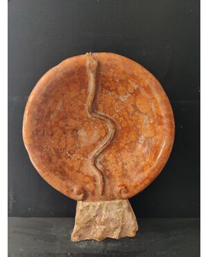 Particolare acquasantiera in marmo rosso di Verona con serpente - Diametro 44 cm