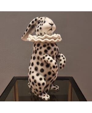 Coniglio in ceramica dipinta con orecchie basse vestito di Pierrot