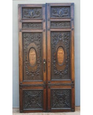 PTI754 - Porta in noce, due battenti scolpiti con mascheroni e decori fogliacei, epoca '800, misure cm L 106 x H 211