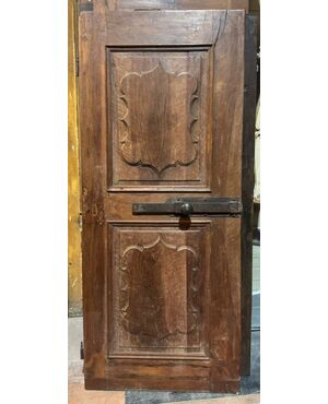 PTI755 - Porta antica in noce, con pannelli scolpiti mossi, epoca '700, luce cm L 79 x H 193 