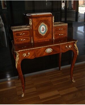 Antico piccolo scrittoio bonheur du jour francese del 1800 con bronzi e placche in sevres 