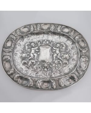 Vassoio da parata in argento sbalzato e cesellato. Argentiere Anzolo Castelli?, saggiatore Antonio Poma, Venezia, inizi XVIII secolo