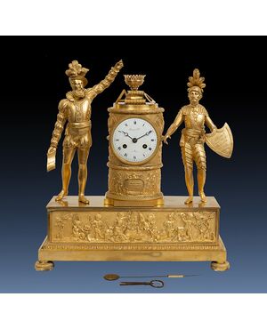 Orologio antico Impero Francese in bronzo dorato finemente cesellato. Periodo XIX secolo.