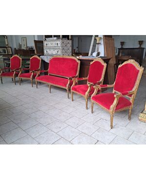 Quattro poltrone ed un divano dorati Napoleone III