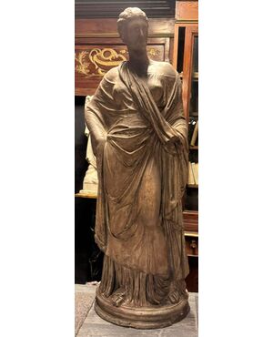 DARS673 - Statua in scagliola con figura femminile, misure cm L 35 x H 107 x P 25