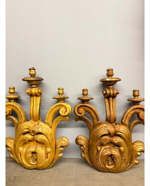 Antica coppia di grandi applique in legno dorato e intagliato, epoca XIX sec, 95x68 cm. 