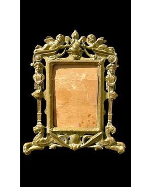 Cornice in bronzo con angeli,motivi neoclassici e arpie.
