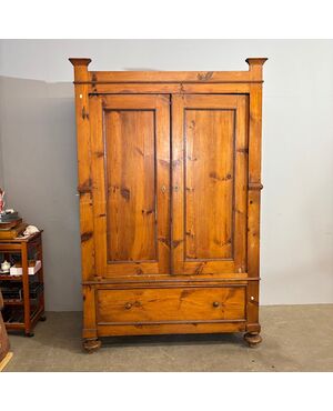 Antico armadio stipo guardaroba toscano in pino XIX sec . Mis h 210 L 132 prof cm 49 . Da restaurare 