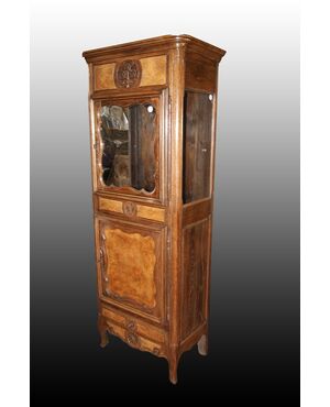 Vetrinetta provenzale del 1800 in legno di noce e radica con intagli