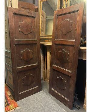 PTS892 - N. 2 Porte in legno di noce e pioppo, epoca '7/'800, misure cm L 71 x H 200