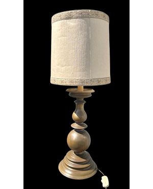 Candeliere in bronzo pesante trasformato a lampada da tavolo.Stile barocco.