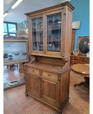 Vetrina dell'Ottocento toscana con vetri decorati