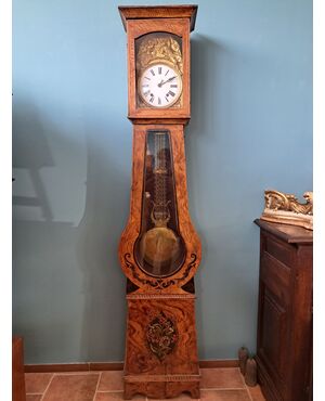 Orologio a pendolo laccato dell'Ottocento