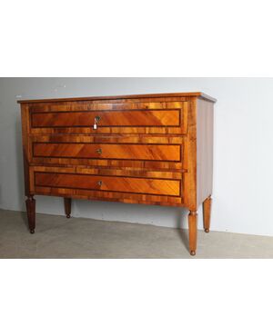 Antico cassettone , comò  Luigi XVI 1770 intarsiato  Piacenza. Gambe a spillo.  Restaurato mis 138 x 57 . h 102 