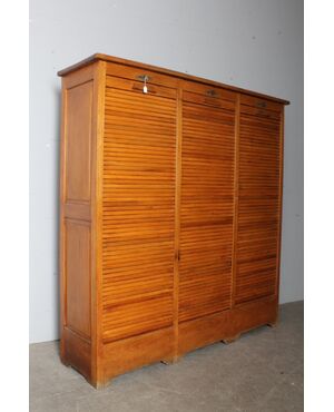 Antica serrandina / libreria  anni 50 tre ante in faggio massello .  modernariato restaurata 18 ripiani . Mis 148 x 39