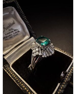 Anello  in  Platino  con   Smeraldo  e   Diamanti  