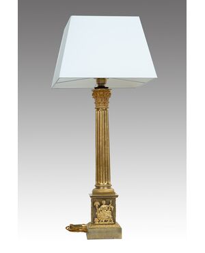 Lampada antica Impero Francese in bronzo dorato finemente cesellato appartenente agli inizi del XIX secolo.