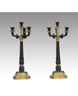 Coppia di candelabri antichi Carlo X a quattro fiamme in bronzo dorato e bronzo brunito. Francia inizio XIX secolo.
