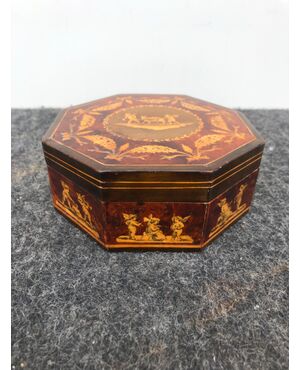 Octagonal box in tuja briar with inlays depicting festoons and putti scenes. Sorrento.     