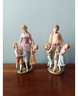 Coppia di statuette in biscuit