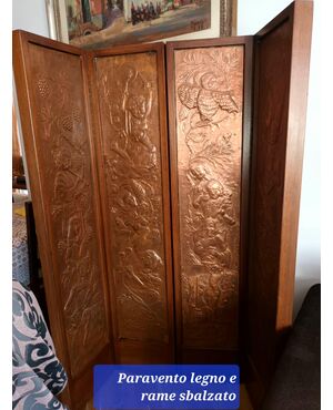 PARAVENTO IN RAME SBALZATO E LEGNO 