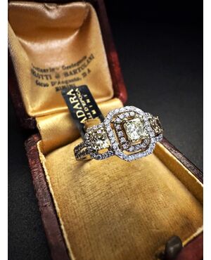 Anello  a  fascia  con    Diamanti   FANCY  color 