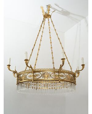 Lampadario antico Impero in bronzo dorato con pendenti in vetro sfaccettato. Francia XIX secolo.