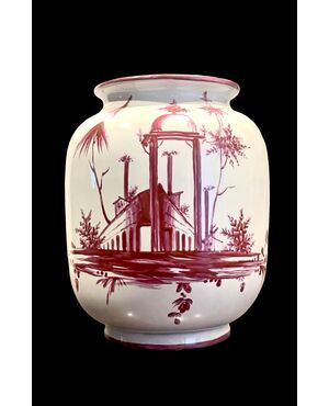 Vaso in maiolica con decoro ad architetture e motivi vegetali  in rosso porpora.Casali e Callegari.Pesaro.