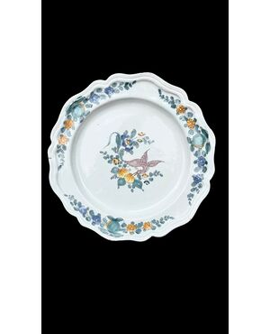 Piatto in maiolica con decoro floreale e uccello ‘dal collo ritorto’.Cerreto Sannita.