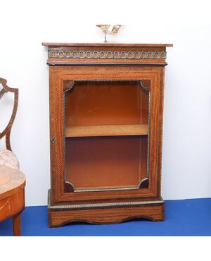 Vetrina ad un'anta in satinwood con bronzi dorati di ornament0