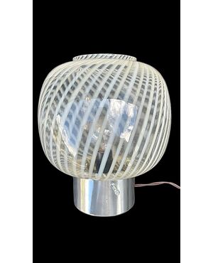 Lampada in vetro a corpo globulare con spirali lattimo e ambra. Vistosi,Murano.