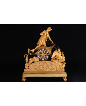 Importante pendola in bronzo dorato e finemente cesellato rappresentante Ganimede su un carro, h. 53 cm, inizio XIX secolo