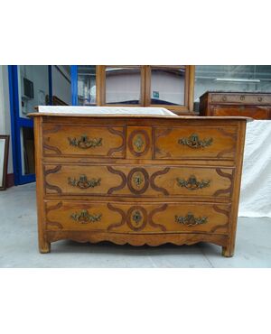Cassettone in noce massello mosso e scolpito Luigi XV metà 1700 Francia