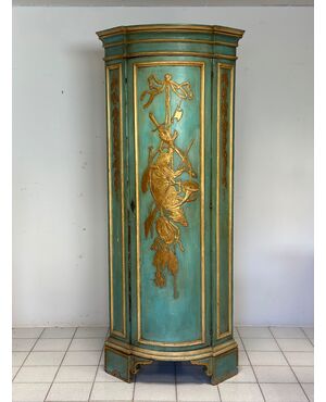 Angoliera bombata laccata dipinta , Toscana Luigi XIV. Fine 600 inizio 700