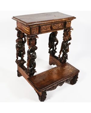 Inginocchiatoio in legno scolpito, intagliato e dorato, Italia, XVII secolo