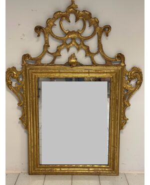 Specchiera in legno intagliato e dorato . Venezia XVIII secolo