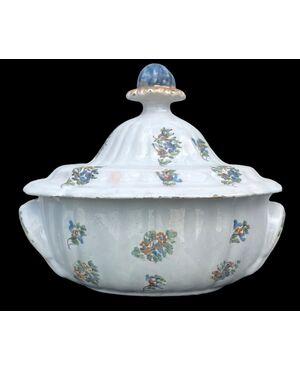Zuppiera in maiolica con decoro a ‘rametti fioriti’.Manifattura Dallari Sassuolo.