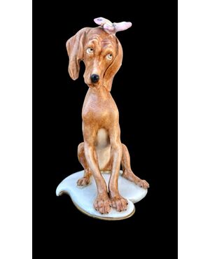 Figura di cane in porcellana con farfalla. Manifattura Cappe’.