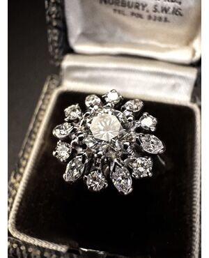 Anello  con  Diamanti  centrale  0.90 ct.