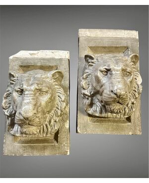 Coppia di teste di leone in stucco – XIX secolo