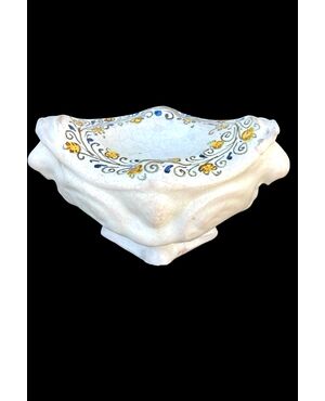Saliera in maiolica compendiaria con decoro a racemi vegetali stilizzati.Faenza.