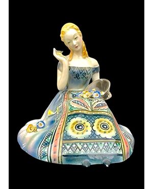 Scultura in terraglia raffigurante figura femminile con cesto di fiori. Manifattura Agostinelli e dal Pra’. Nove di Bassano.