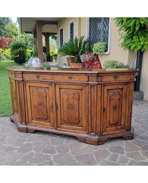 Credenza scantonata in noce del 700 Toscana 