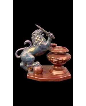 Scultura in ceramica a lustro metallico raffigurante leone con spada. Firma: C.A.C.F (Cooperativa Artigiana Ceramisti Faentini).Faenza