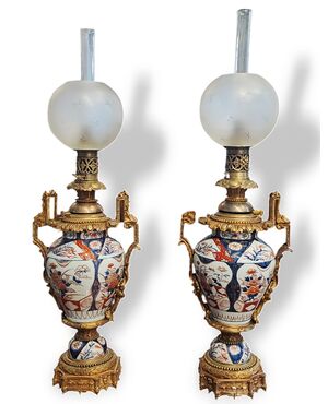 COPPIA DI LUMI IN PORCELLANA - IMARI -  XIX SEC.