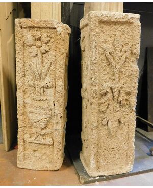 dars138 due capiscala in pietra scolpiti, mis. cm h 75 x cm l 23 x p. 19 cm 